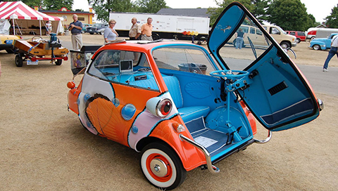 瑞士本土制造商 Micro Mobility Systems AG，复活了 1950 年代宝马的经典车型 Isetta，名字叫做 Microlino